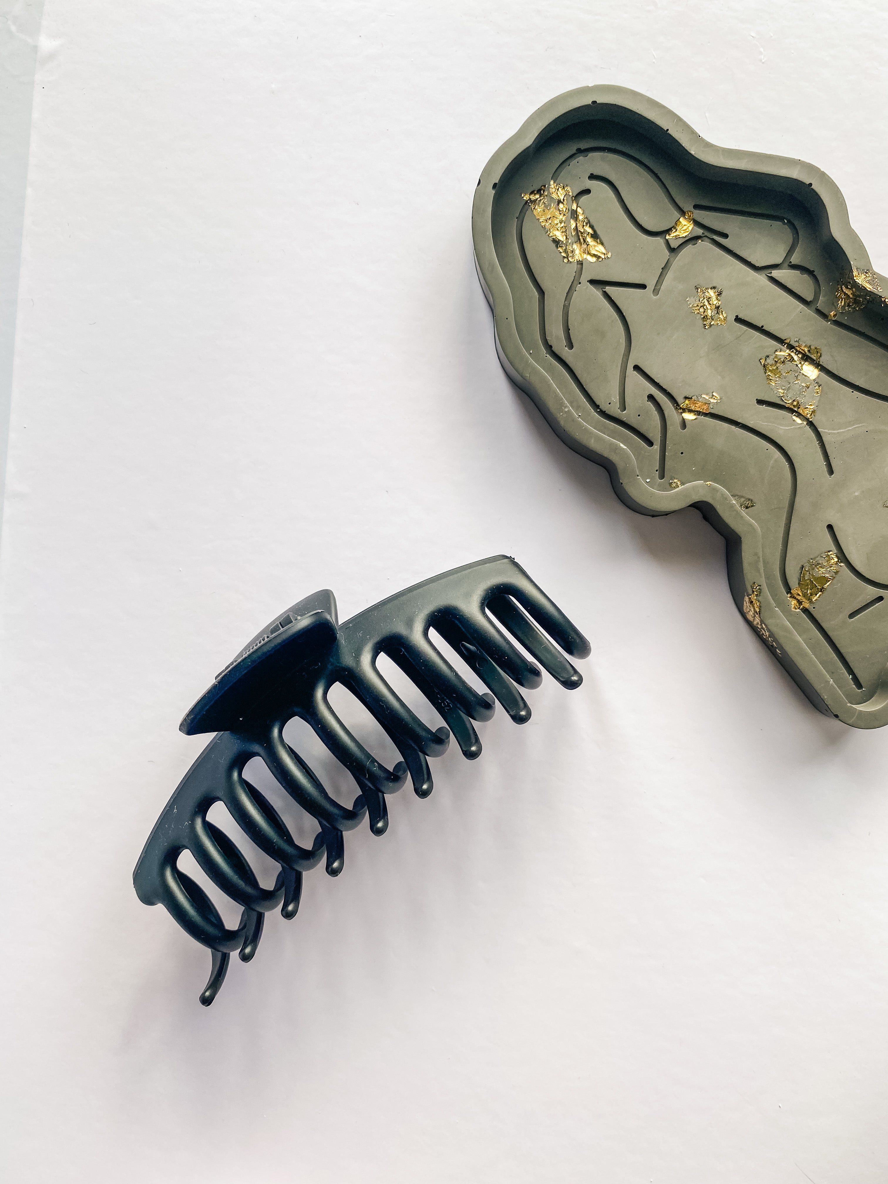Large Curvy Claw Clip